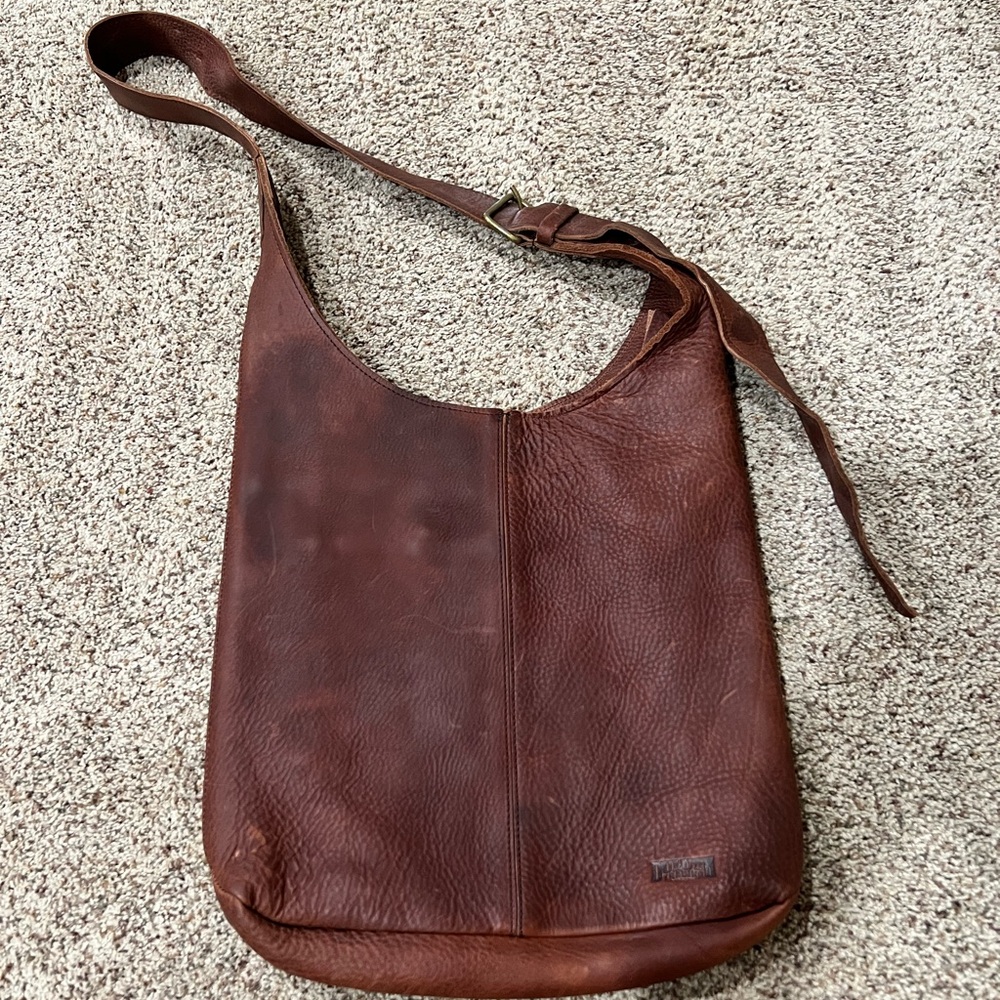 Duluth Trading women’s Lifetime Leather bag. Only used twice!No marks inside!